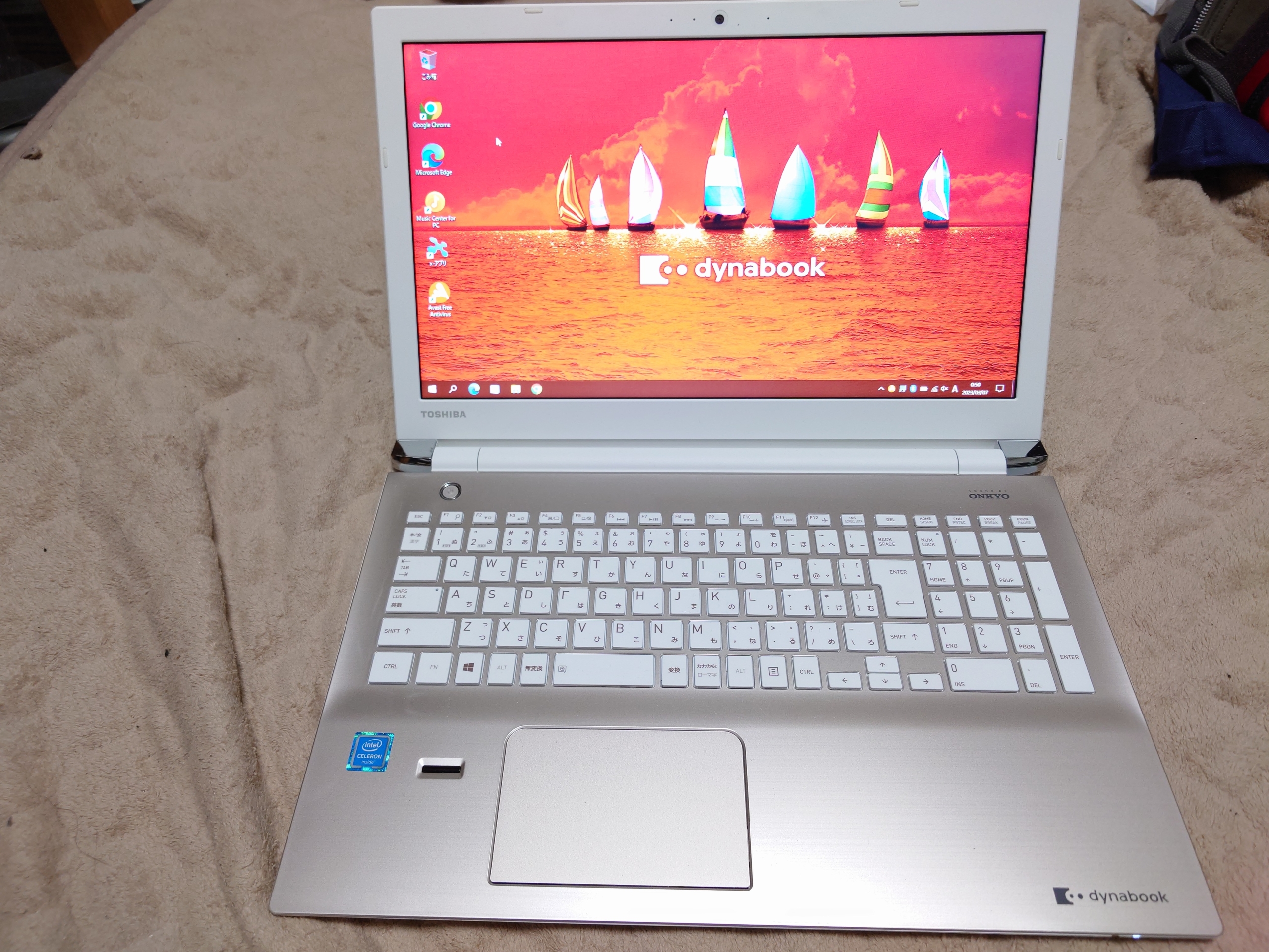 貰い物のノートパソコンをフルHD液晶に交換して2TBSSD突っ込んでROM