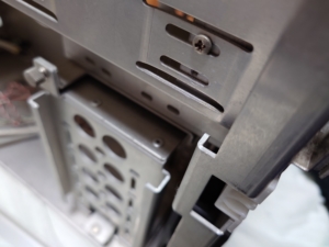 厚さ2mmのシャシー。かなり厚く見える。